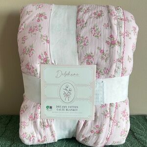 Delphine Dreamy Cotton Gauze Blanket Pink & Green Floral Queen NEW!